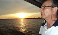 Prof. Jurandir em viagem pelo Rio Amazonas para implantar um projeto pelo Programa Amazônia sem Fogo.